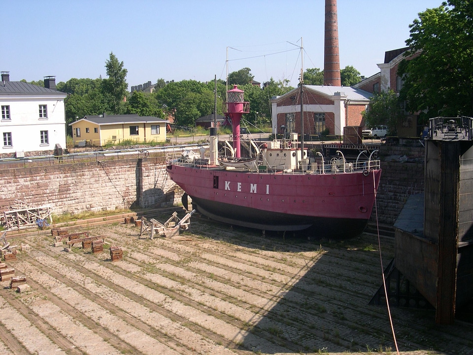 Basin dry dock lightship