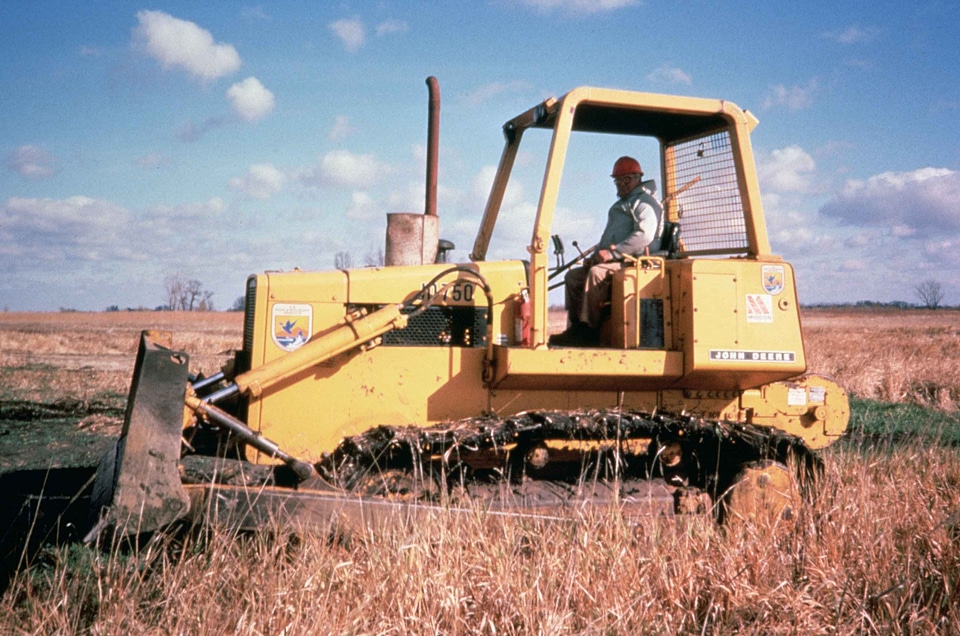 Bulldozer labor vehicle
