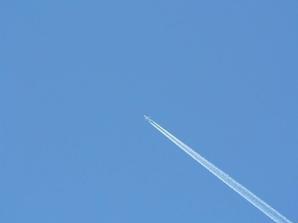Airplane condensation racetrack