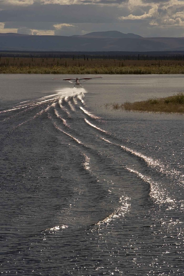 Hydroaeroplane lake wake