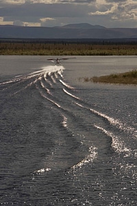 Hydroaeroplane lake wake