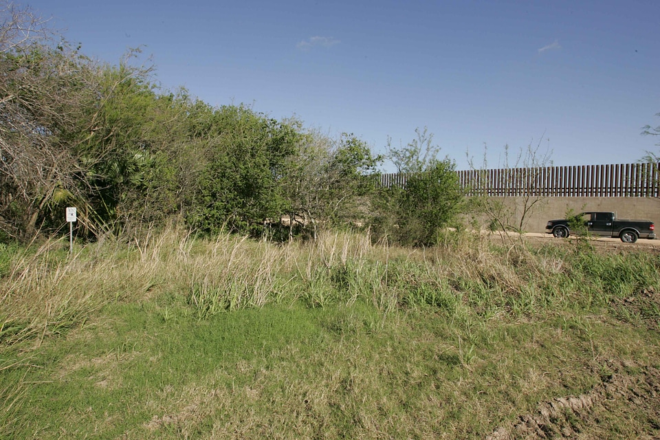 Border refuge wall