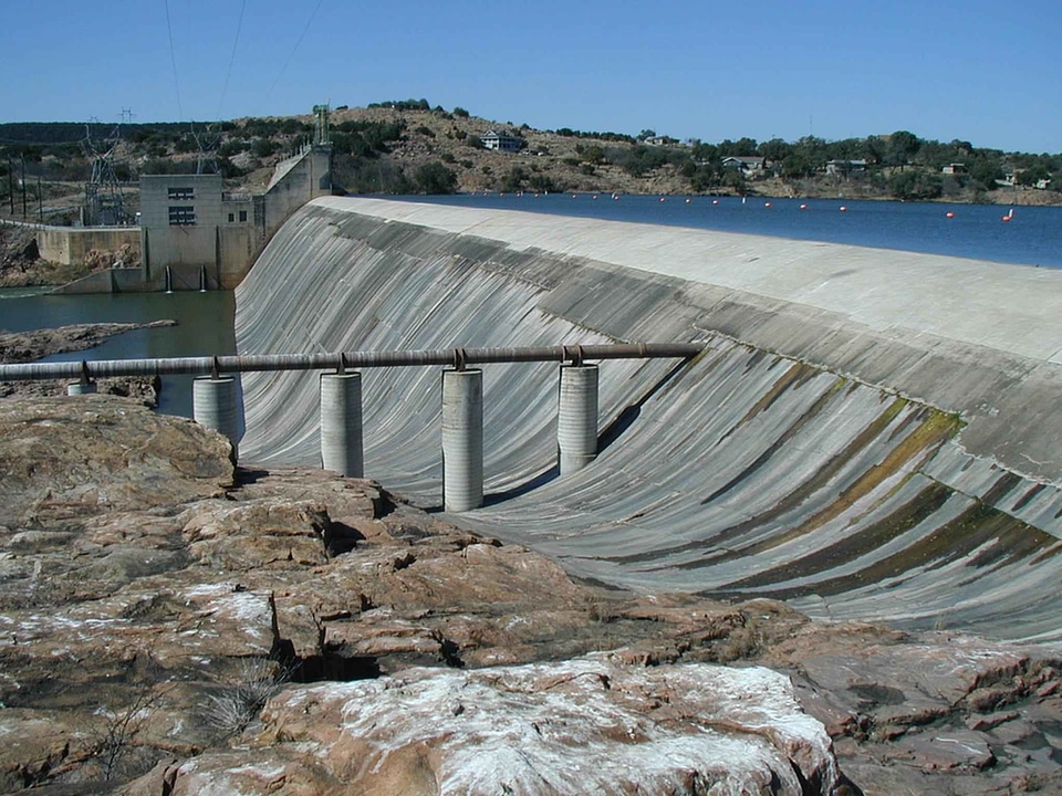 Leading pipeline water