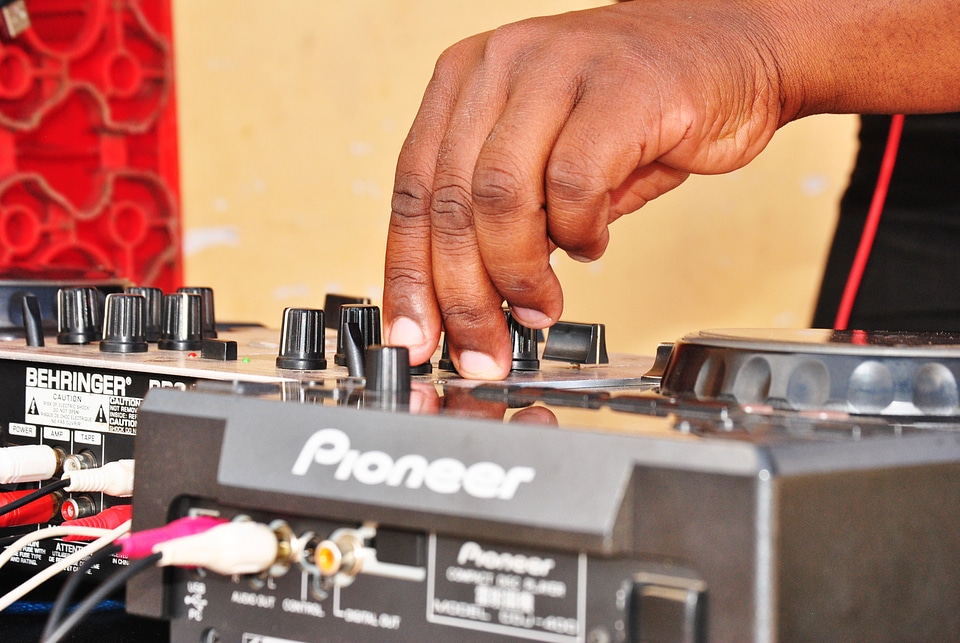 Turntable mixer music