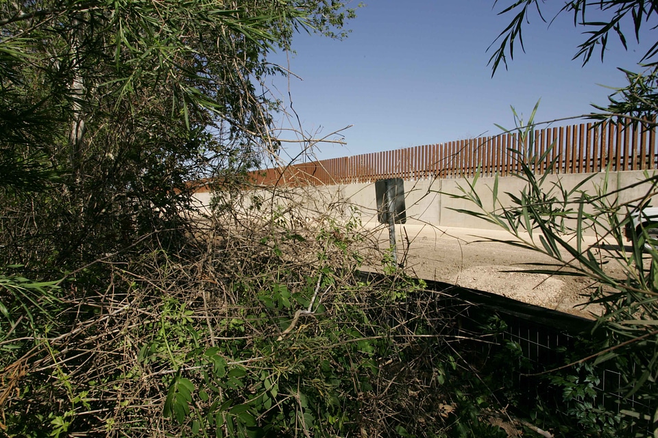 Border concrete wall
