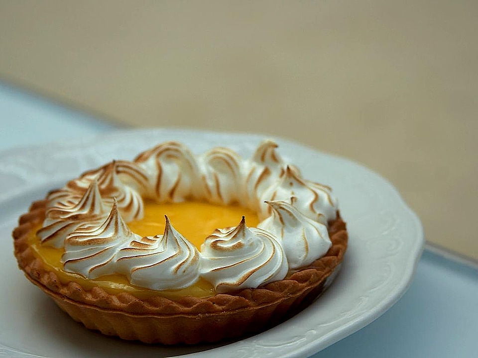Cakes lemon meringue