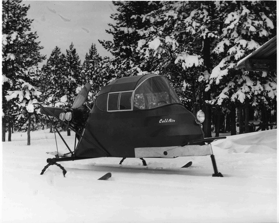 Mobile snow vehicle