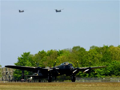 BBMF Lancaster en RNLAF Chinooks
