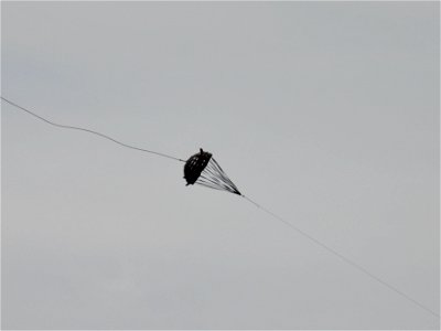 Parachute aan tow line van zweefvliegtuig