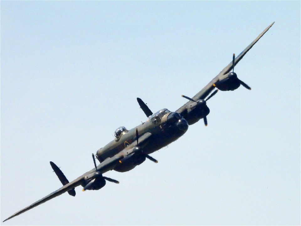 BBMF Lancaster PA474 boven Elst