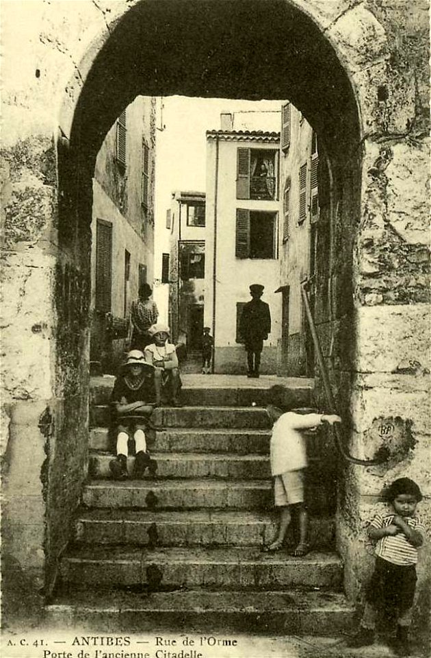 Antibes.Rue de l'Orme.Porte de l'ancienne citadelle