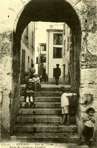 Antibes.Rue de l'Orme.Porte de l'ancienne citadelle