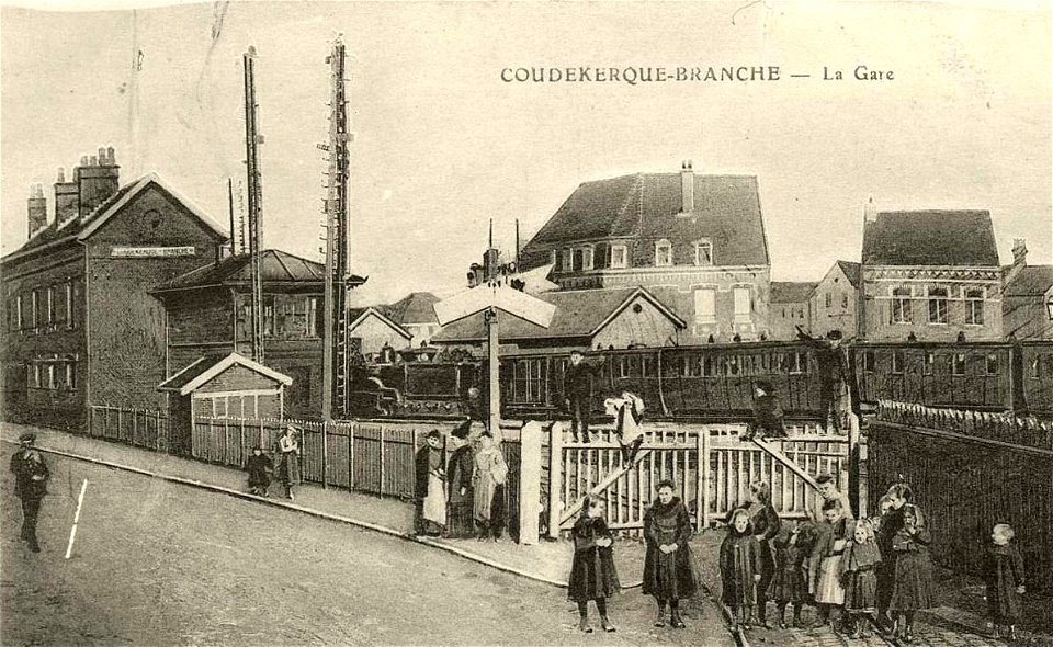 Coudekerque-Branche.La gare et badauds