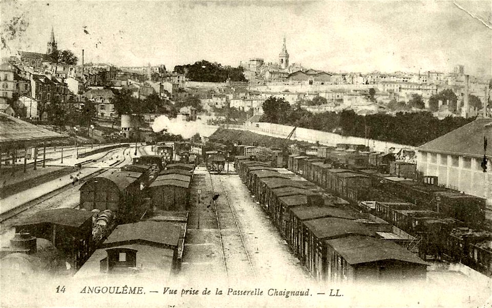 Angoulême.Vue prise de la passerelle Chaignaud