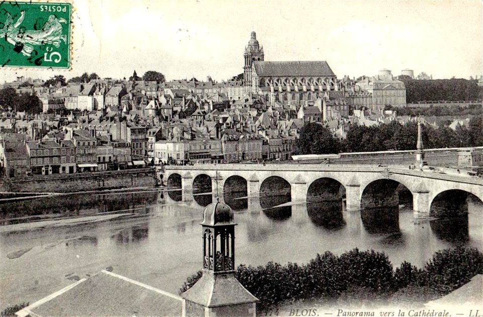 Blois.Pont sur la Loire et panorama vers la cathédrale
