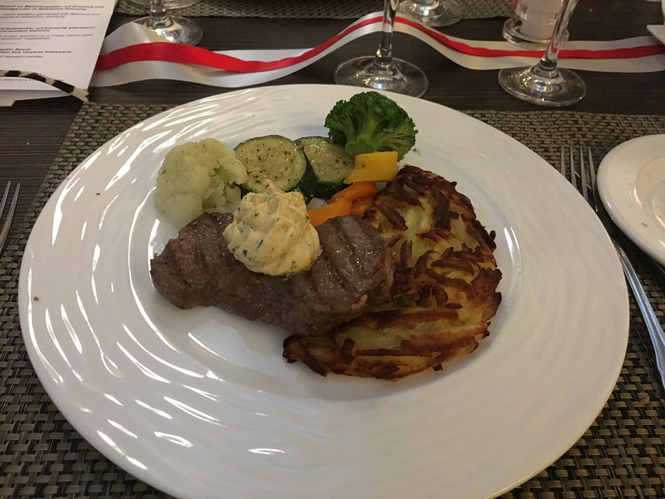 swiss steak iwht mashed potatoes and gravy