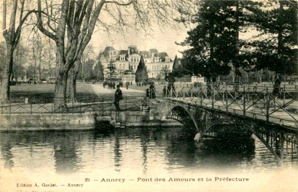Annecy.Pont des Amours et la Préfecture