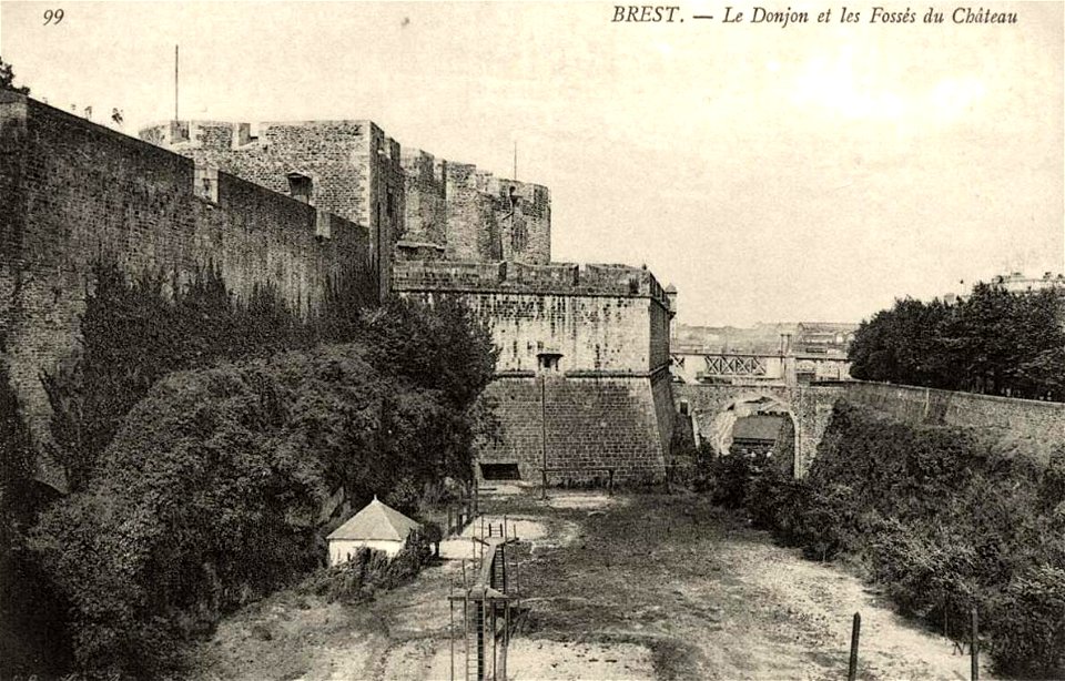 Brest.Donjon et fossés du château