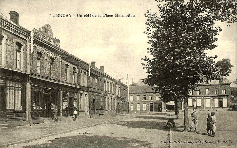 Bruay-la-Buissière.Un côté de la place Marmottan