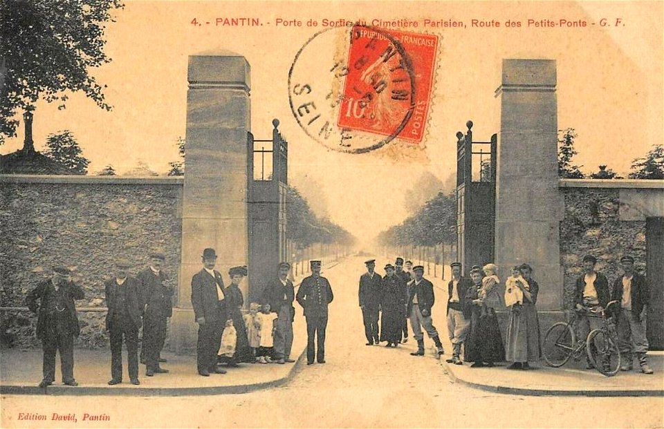 Pantin.Porte de sortie du cimetière parisien.Route des Petits-Ponts