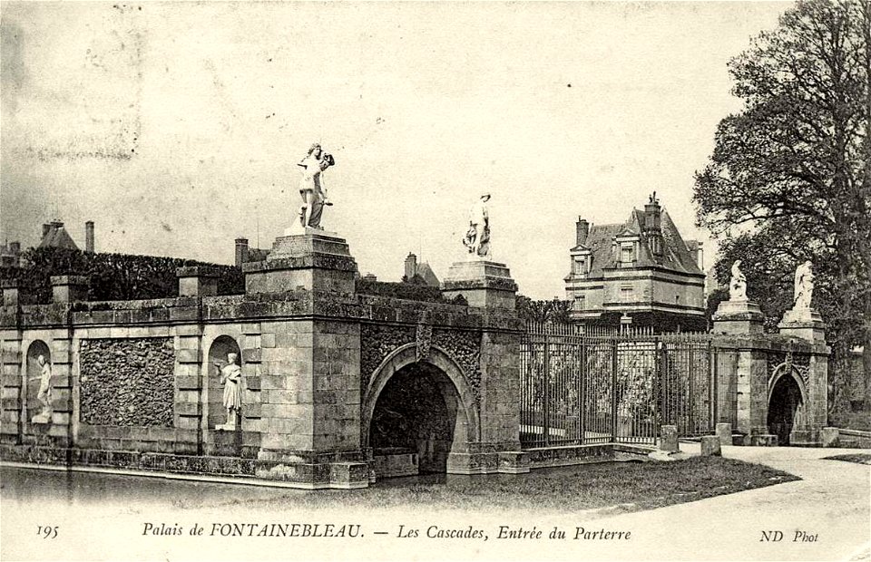 Fontainebleau.Palais de Fontainebleau.Les cascades et entrée du parterre