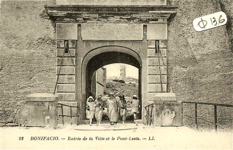 Bonifacio.Entrée de la Ville et pont-levis