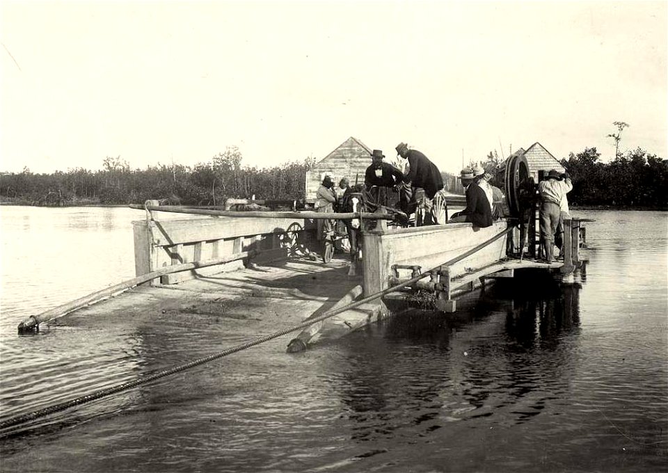 Pointe-à-Pitre.Un bac sur la rivière en 1900