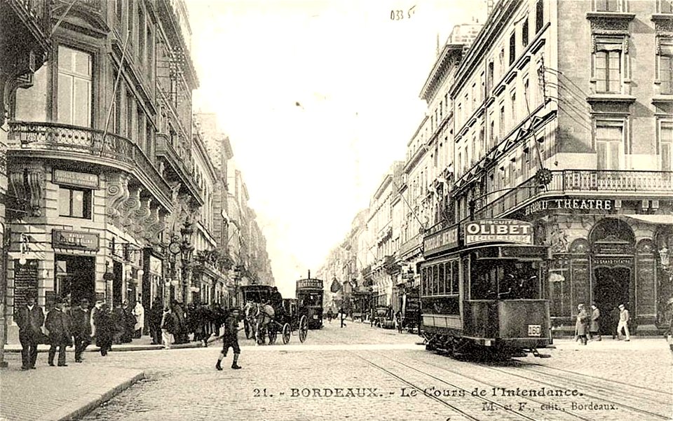 Bordeaux.Cours de l'Intendance, passants et tramways