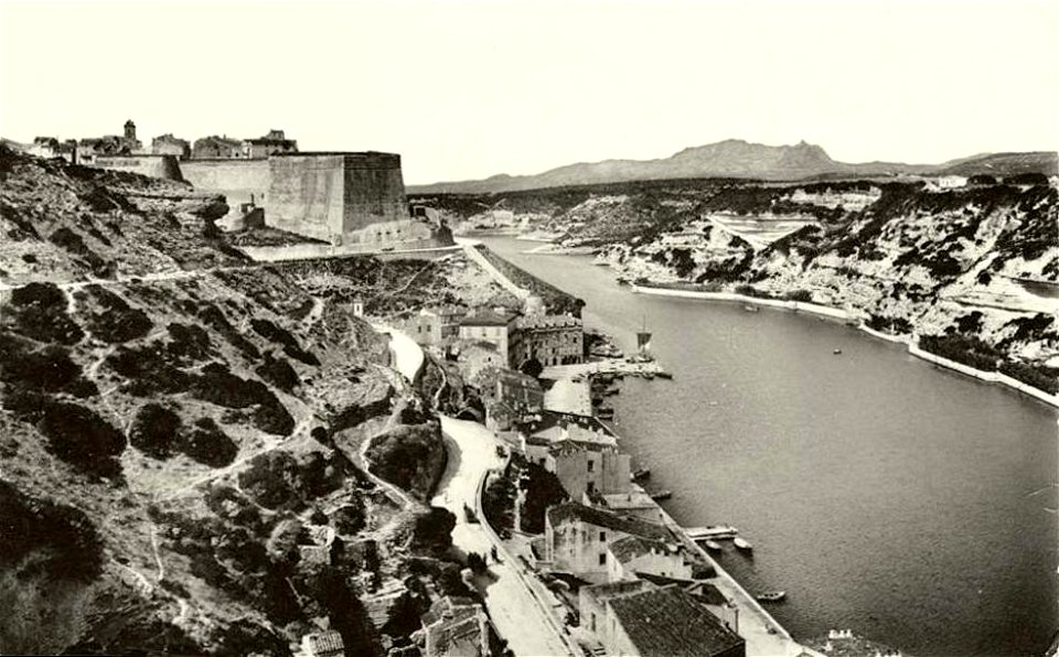 Bonifacio.Le goulet et citadelle