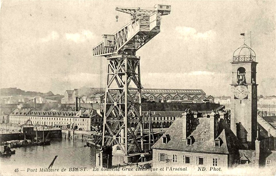 Brest.La nouvelle grue électrique et l'arsenal