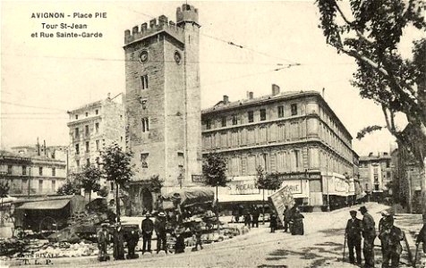 Avignon.Place Pie.Tour Saint-Jean.Rue Sainte-Garde
