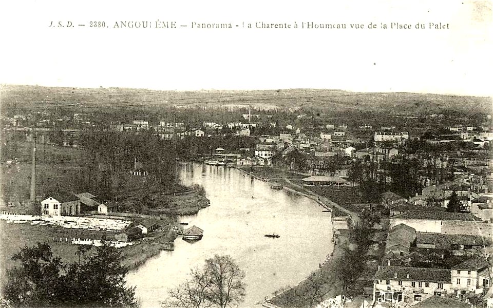 Angoulême.La Charente à L'Houmeau vue de la Place du Palet