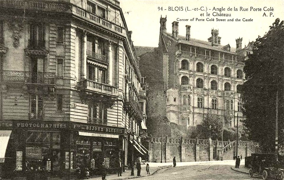 Blois.Angle de la rue Porte-Côte et château