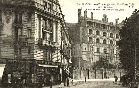 Blois.Angle de la rue Porte-Côte et château photo