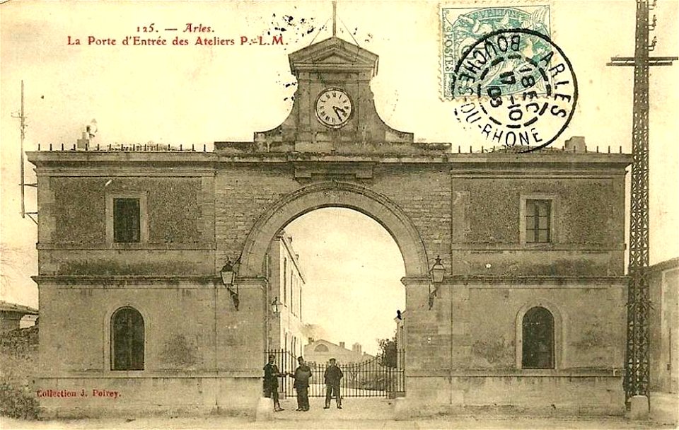 Arles.Porte d'entrée des ateliers PLM