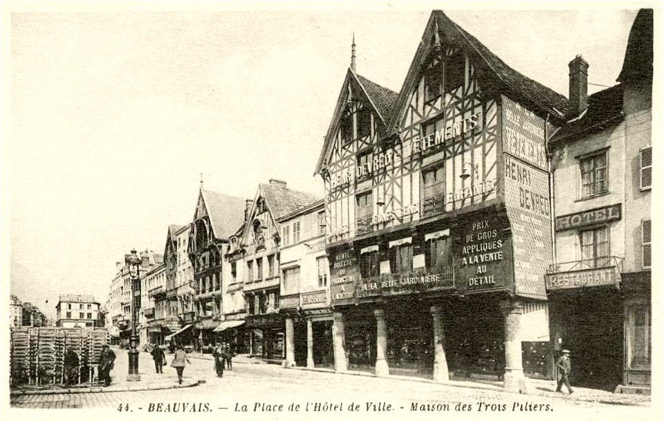 Beauvais.Place de l'Hôtel-de-Ville.Maison des Trois-Piliers