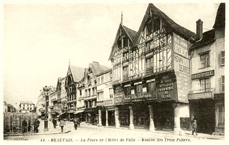 Beauvais.Place de l'Hôtel-de-Ville.Maison des Trois-Piliers