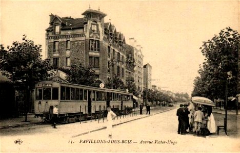 Pavillons-sous-Bois.Avenue Victor-Hugo.Tramway.Immeuble