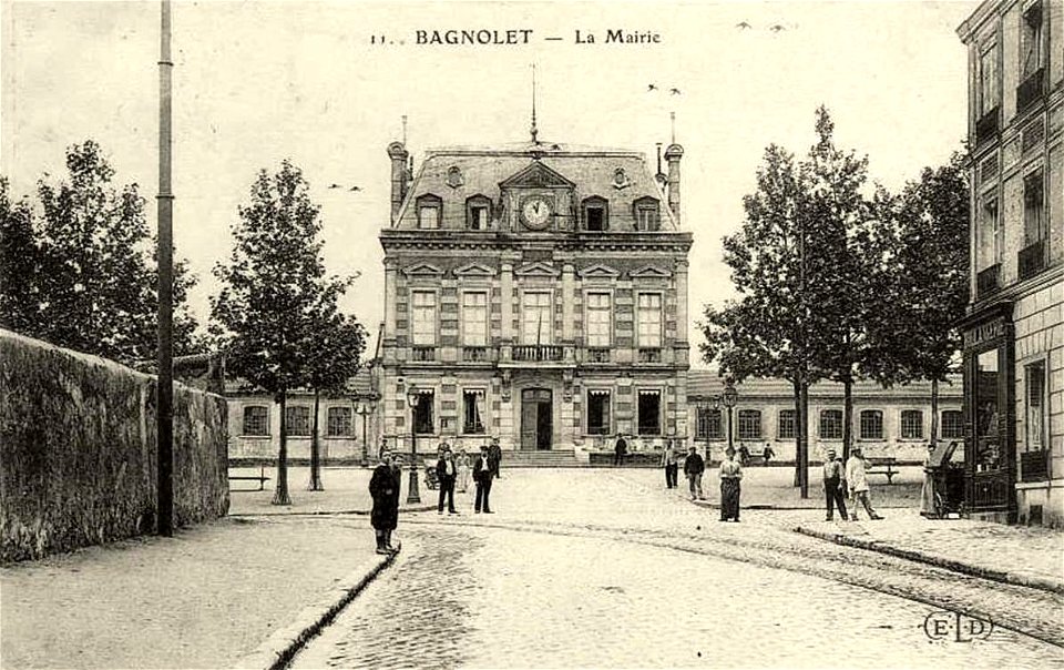 Bagnolet.Mairie et rails du tramway