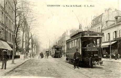Charenton-le-Pont.Rue de Saint-Mandé et tramway