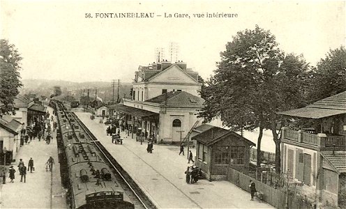 Fontainebleau.La gare vue de la passerelle, carte postale