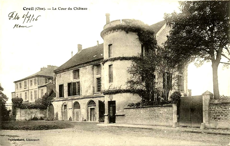 Creil.La cour du château en 1916
