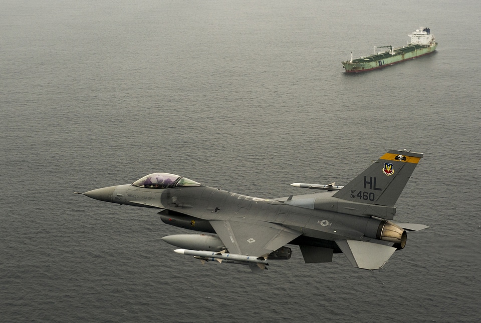 F-16 Fighting Falcons fly with Devil Dogs