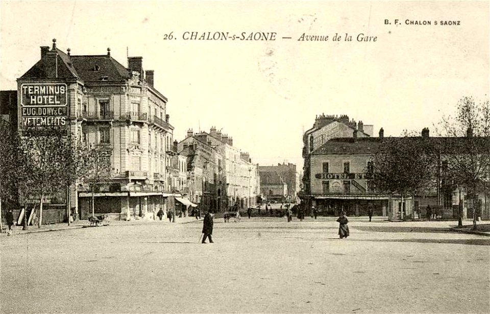 Chalon-sur-Saône.Avenue de la Gare et passants