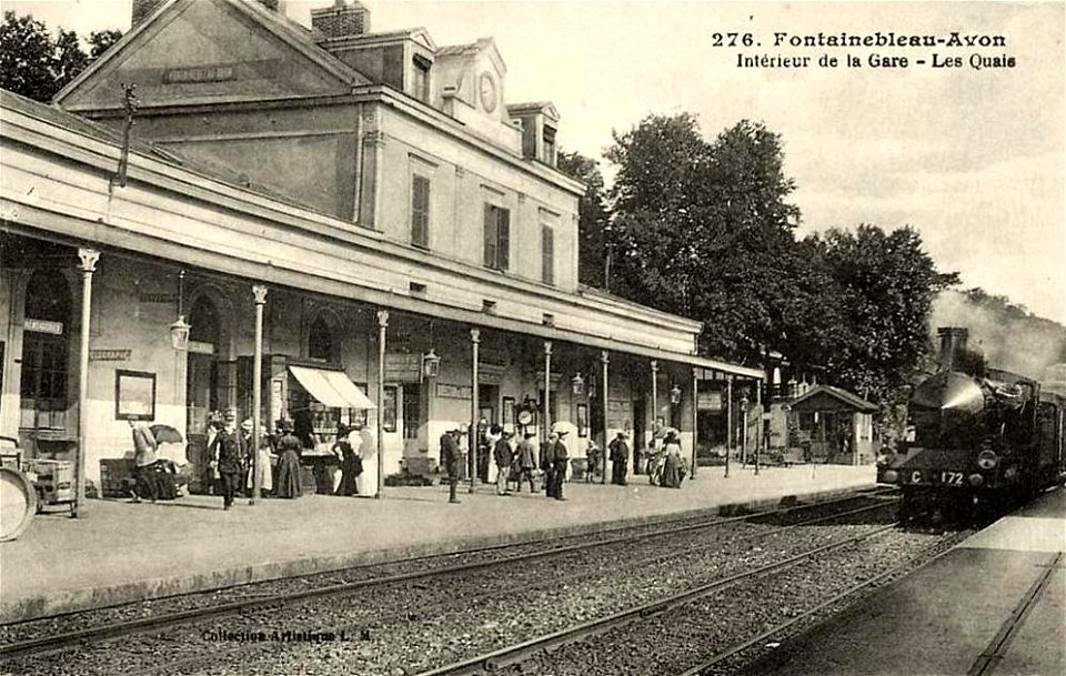 Fontainebleau.La gare, les quais et une locomotive