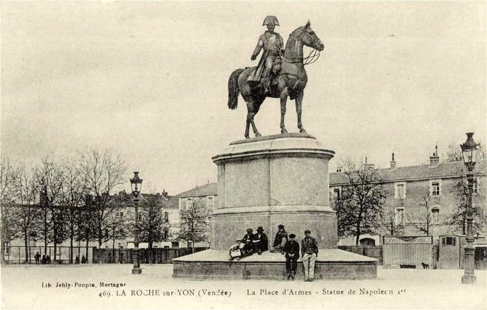 La Roche-sur-Yon.Place d'Armes et statue de Napoléon 1er