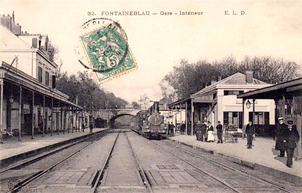 Fontainebleau.Intérieur de la gare et locomotive