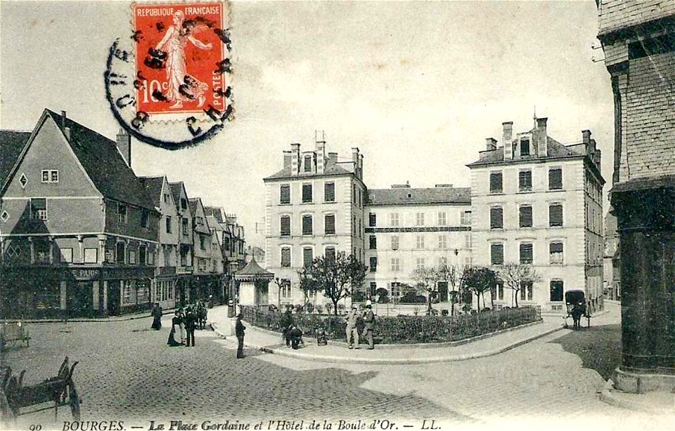 Bourges.Place Gordaine et hôtel de la Boule-d'Or