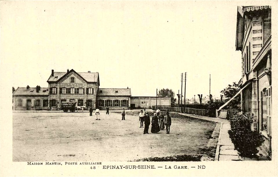 Épinay-sur-Seine.Place de la Gare