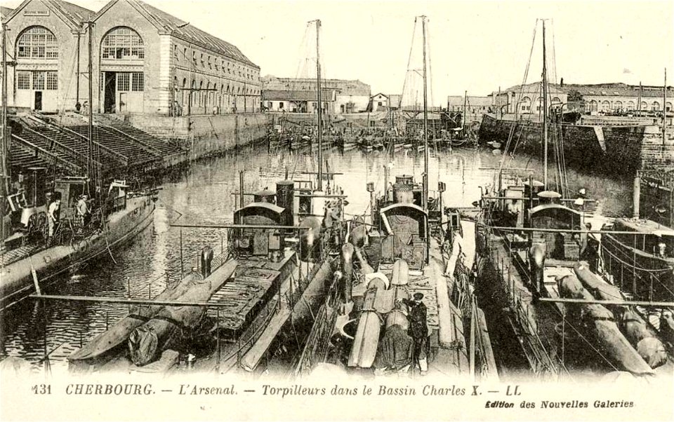 Cherbourg-Octeville.L'arsenal.Torpilleurs dans le bassin Charles X